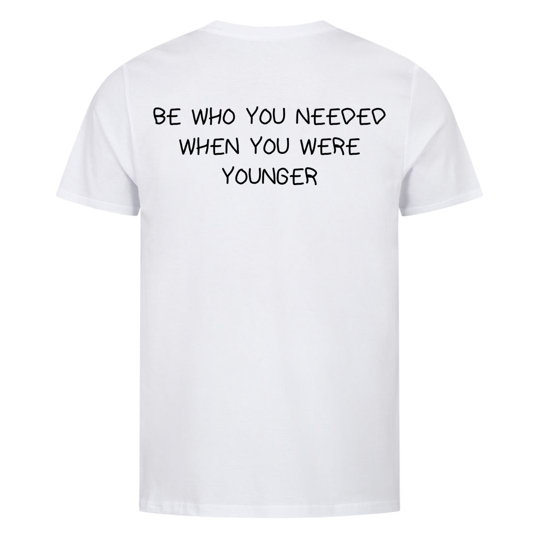 Vær den, du havde brug for, da du var yngre (backprint) shirt