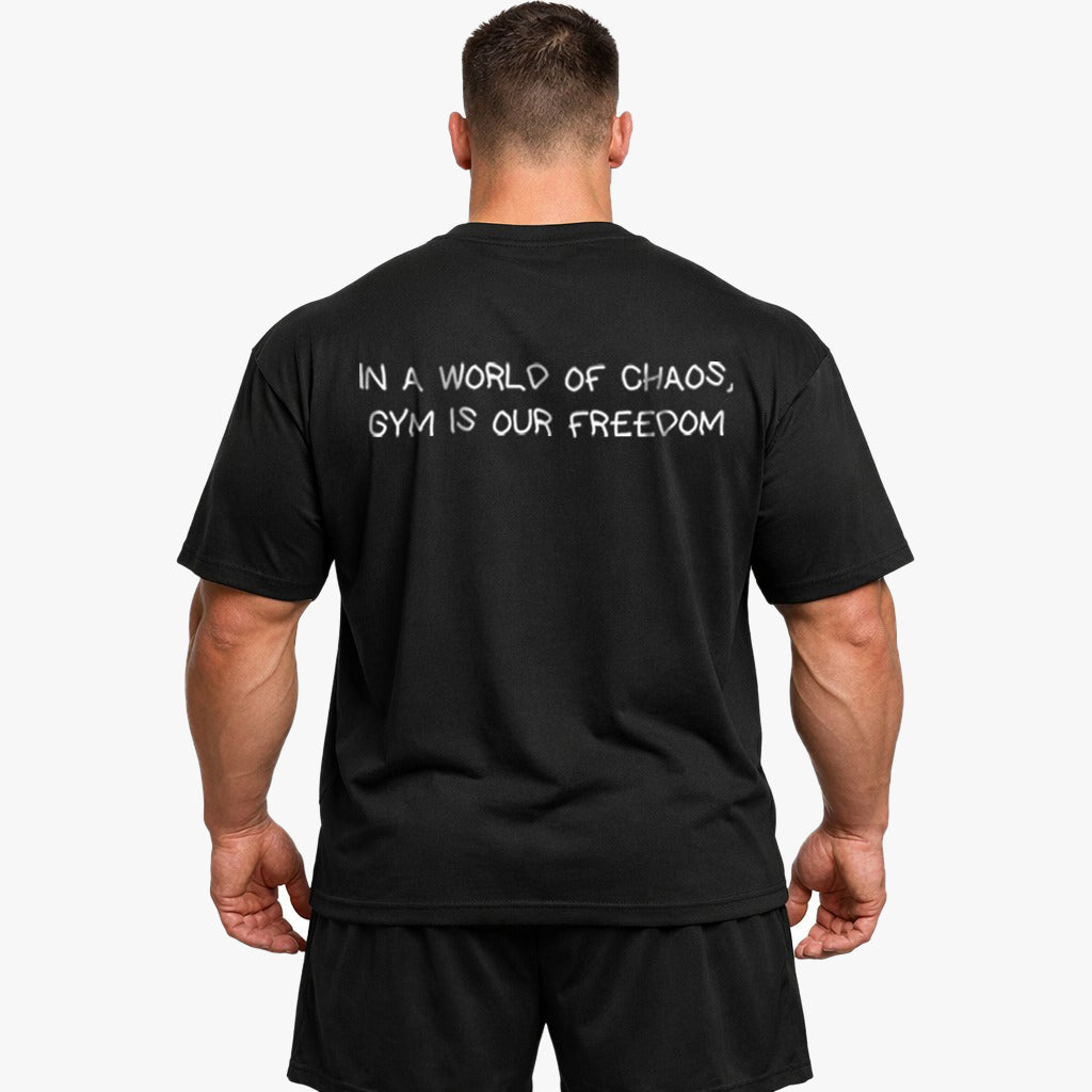 I en verden af ​​kaos er fitnesscenter vores frihed store (backprint) shirt