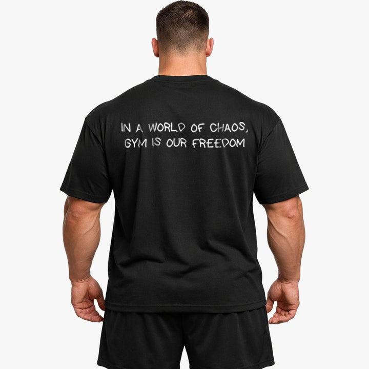 I en verden af ​​kaos er fitnesscenter vores frihed store (backprint) shirt